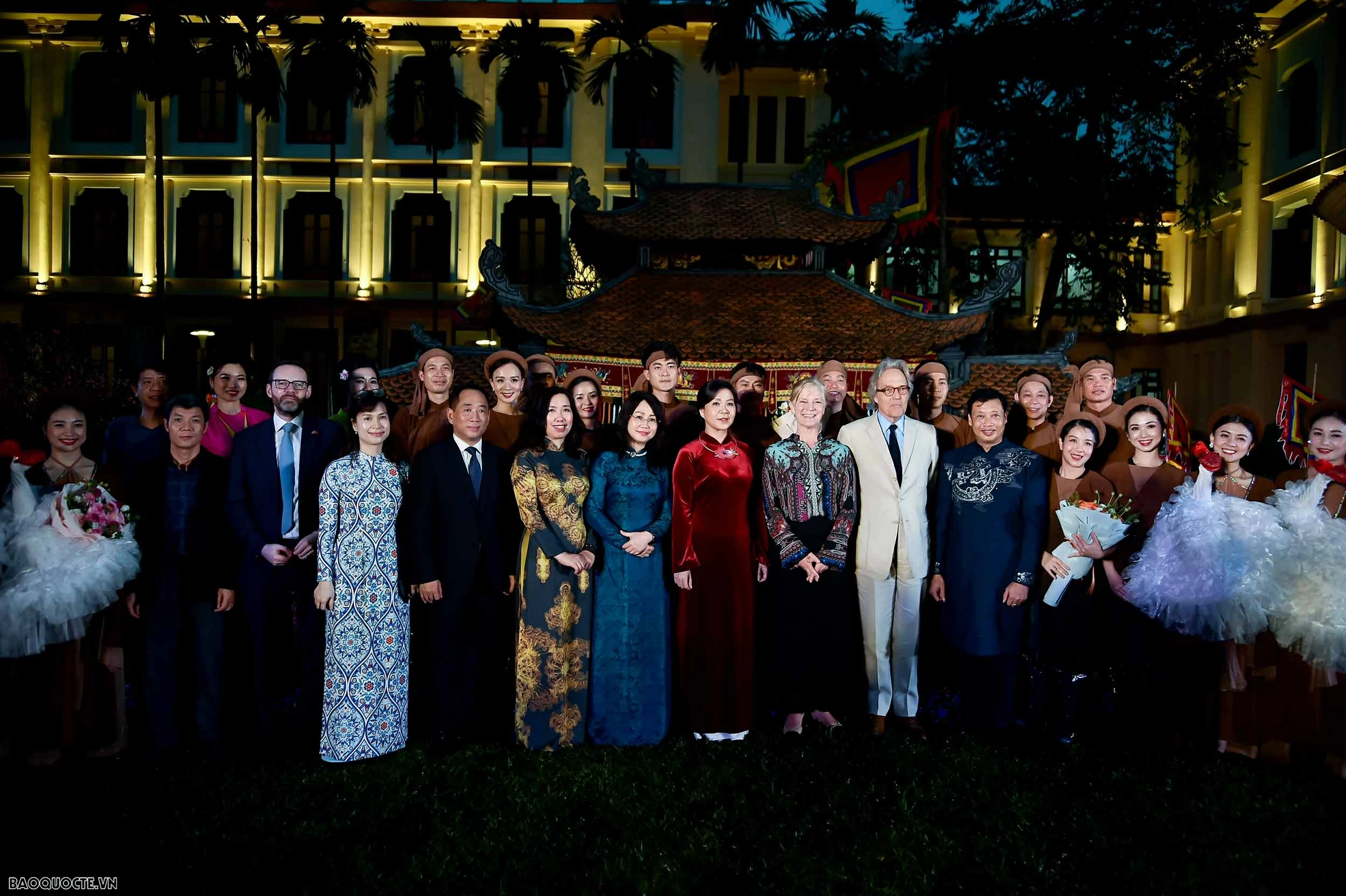 General Secretary's spouse welcomes the Duke of Richmond in Hanoi