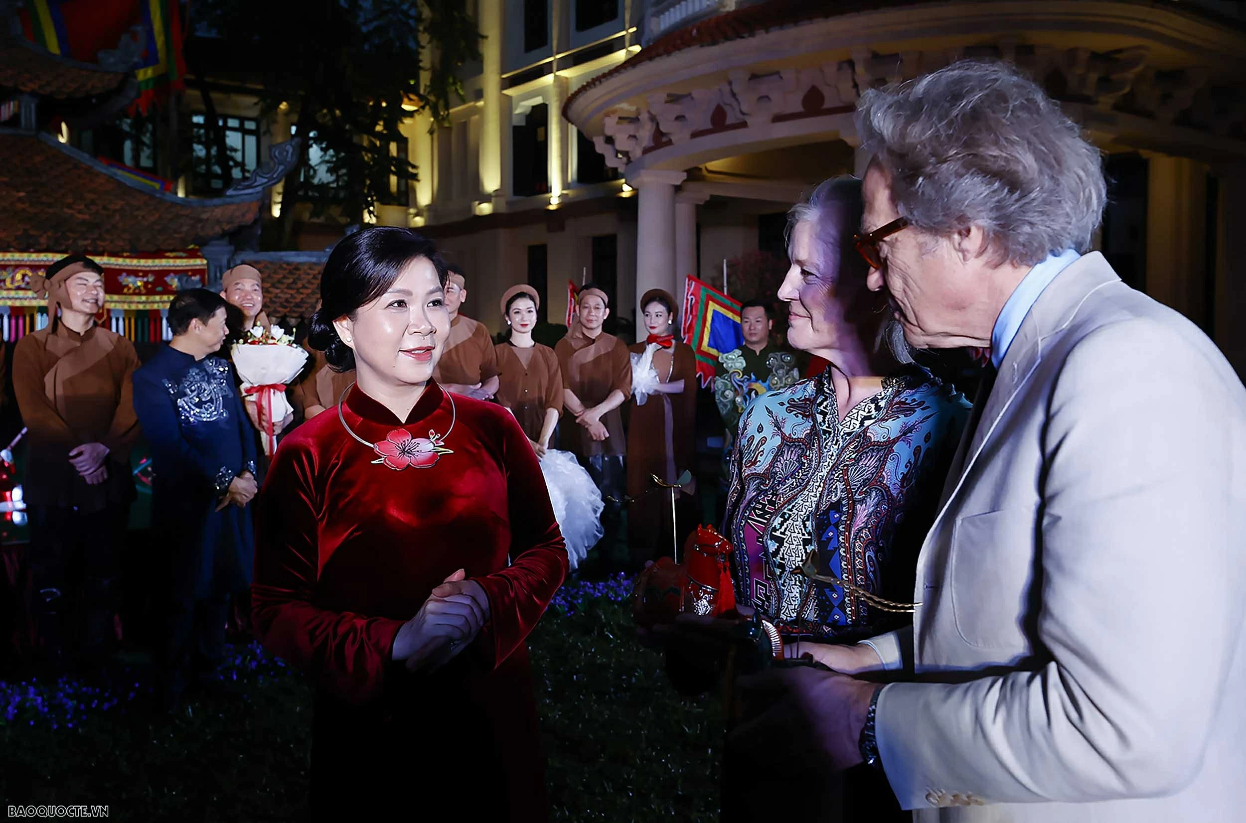 General Secretary's spouse welcomes the Duke of Richmond in Hanoi