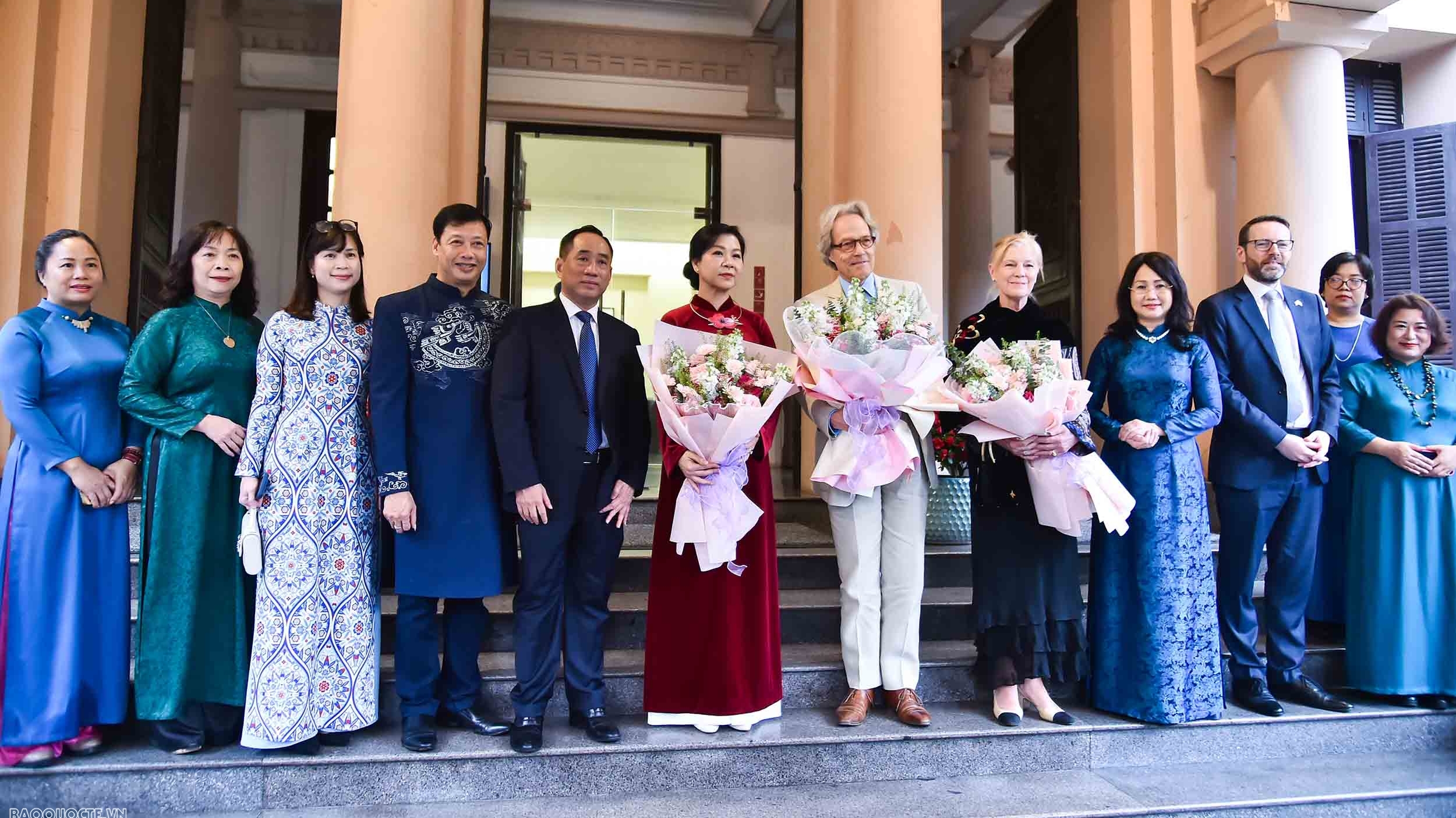General Secretary's spouse welcomes the Duke of Richmond in Hanoi
