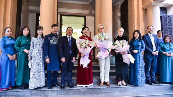 General Secretary's spouse welcomes the Duke of Richmond in Hanoi