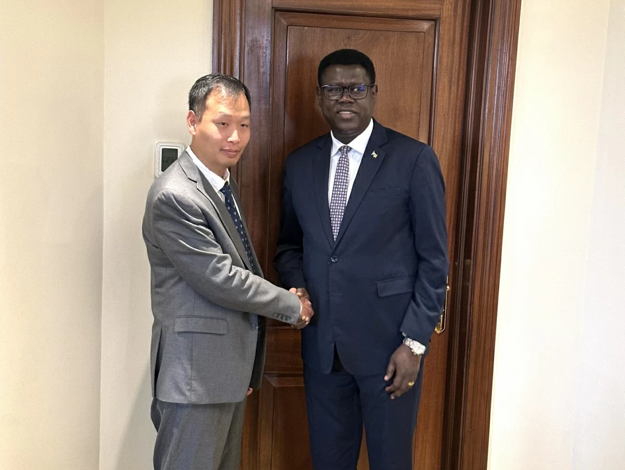 Ambassador Nguyen Nam Duong meets with South Sudan's Minister of Foreign Affairs and International Cooperation