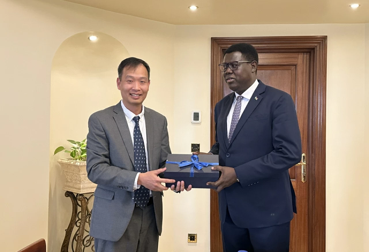 Ambassador Nguyen Nam Duong meets with South Sudan's Minister of Foreign Affairs and International Cooperation
