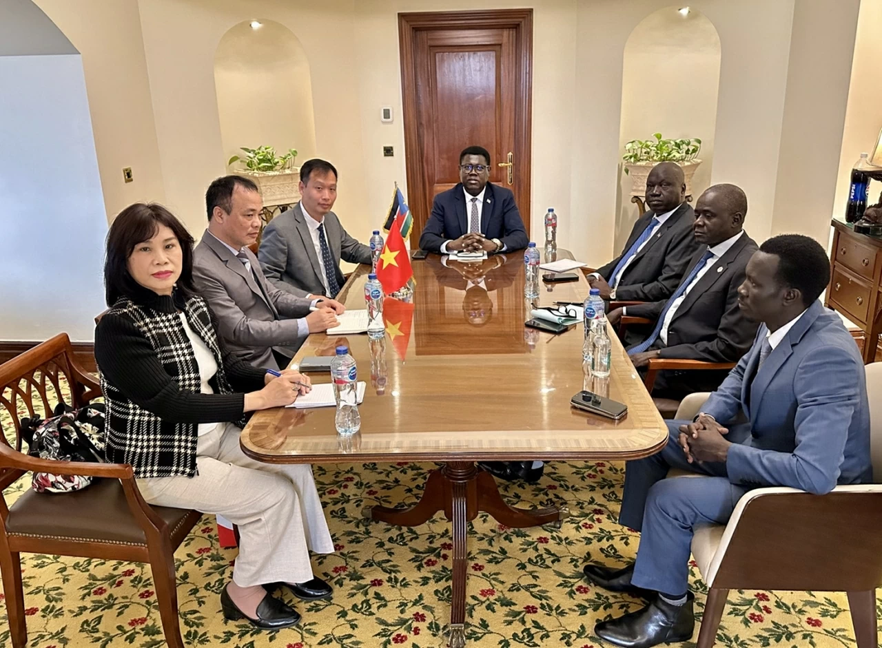 Ambassador Nguyen Nam Duong meets with South Sudan's Minister of Foreign Affairs and International Cooperation