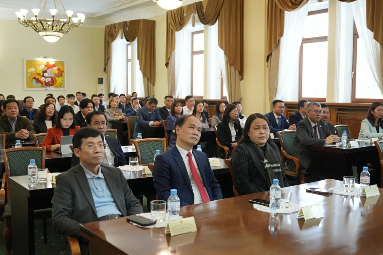 Special Envoy of General Secretary To Lam visits Vietnamese Embassy in Russia, shares outcomes of 14th National Party Congress