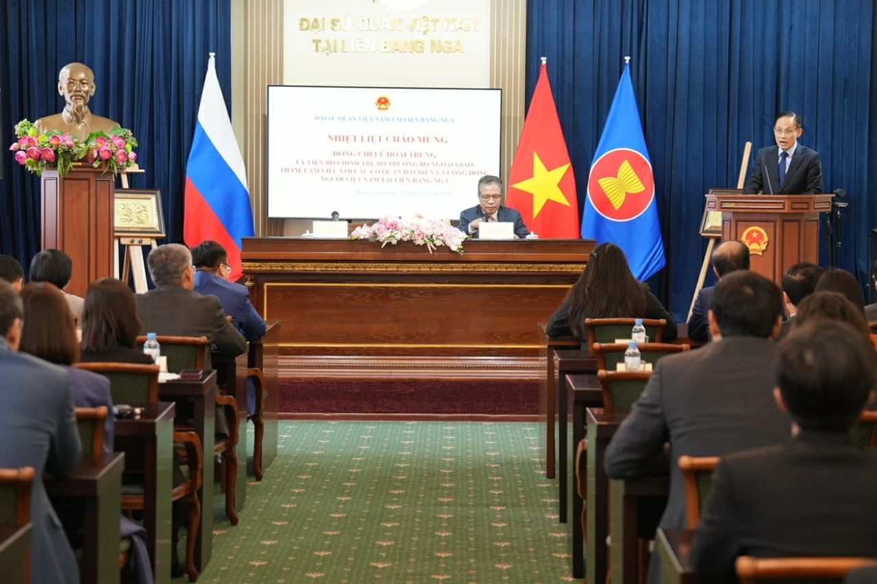 Special Envoy of General Secretary To Lam visits Vietnamese Embassy in Russia, shares outcomes of 14th National Party Congress