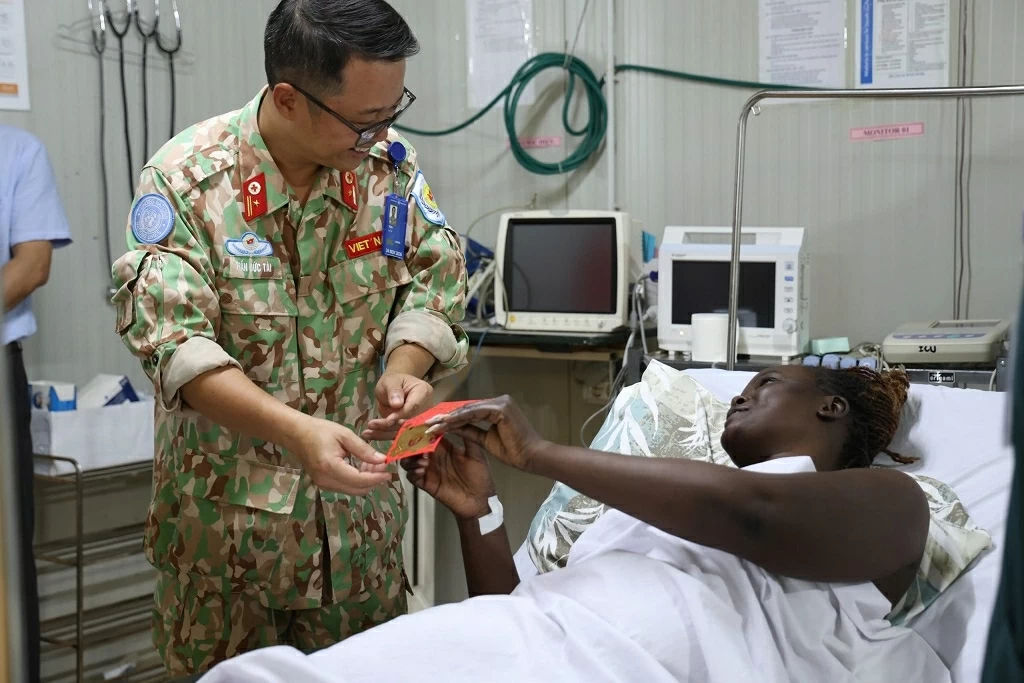 Vietnamese blue beret doctors illuminate hope in South Sudan Vietnamese blue beret doctors illuminate hope in South Sudan