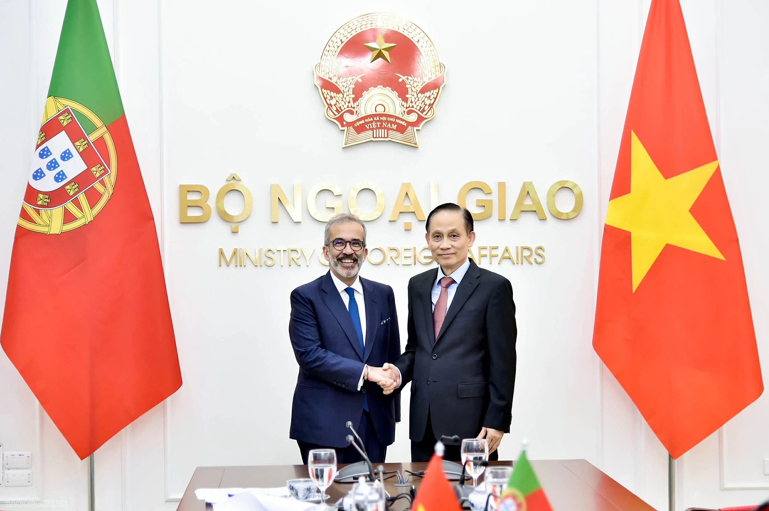 Foreign Minister Le Hoai Trung holds talks with Portuguese Minister of State and Foreign Affairs