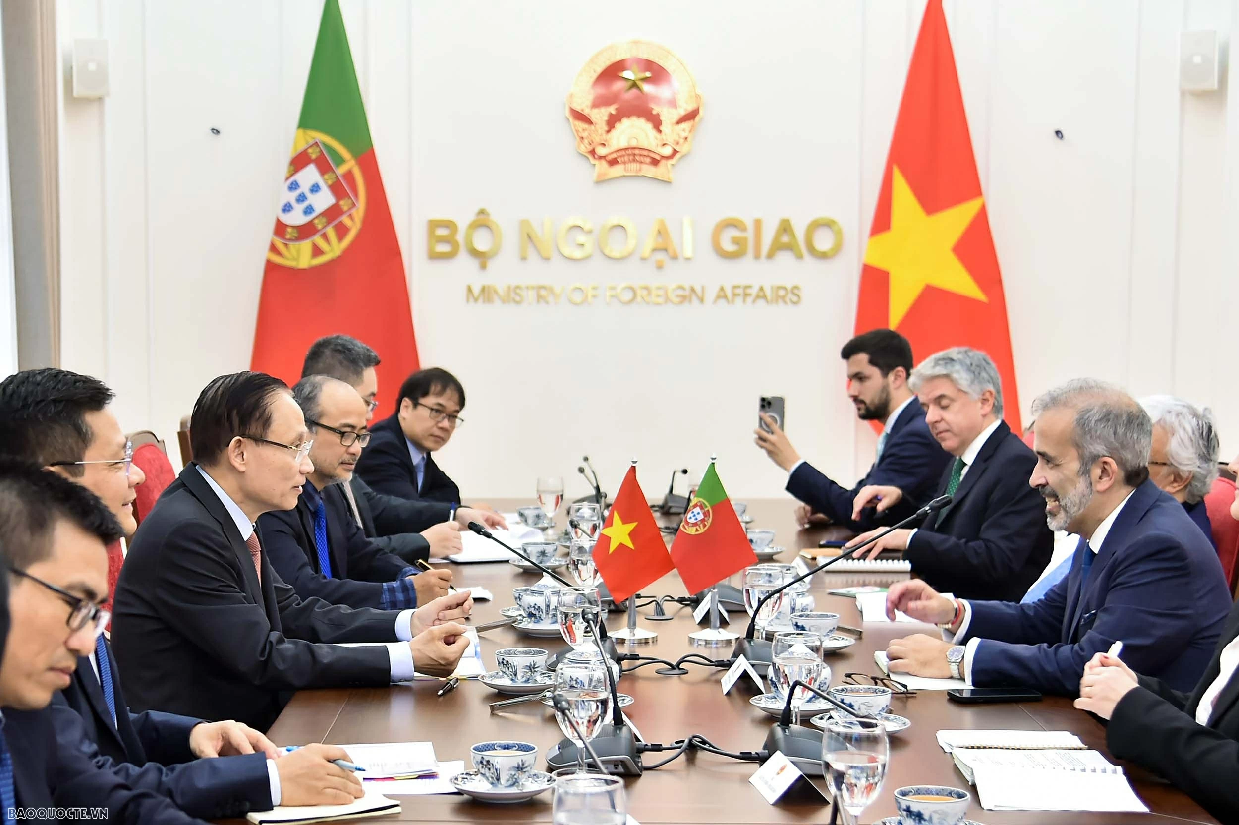Foreign Minister Le Hoai Trung holds talks with Portuguese Minister of State and Foreign Affairs Foreign Minister Le Hoai Trung holds talks with Portuguese Minister of State and Foreign Affairs