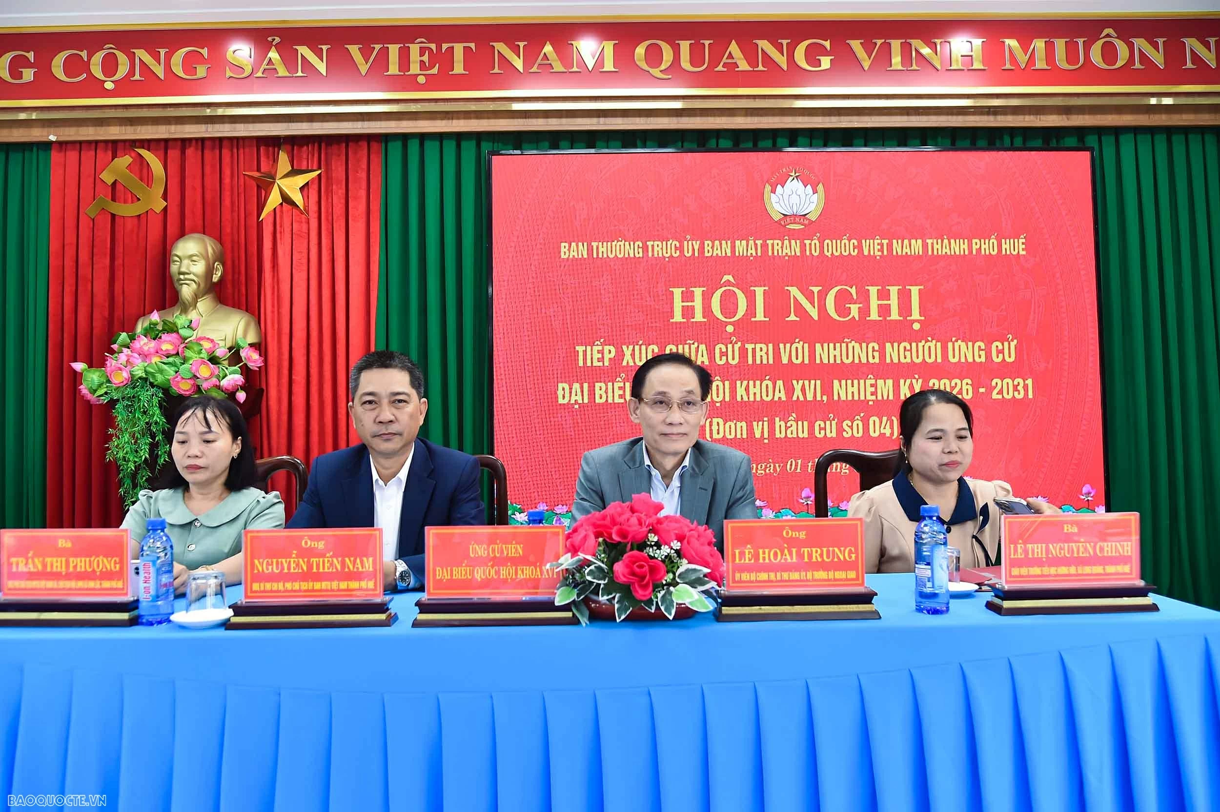 Politburo member, Foreign Minister Le Hoai Trung attends meetings with voters in Hue City