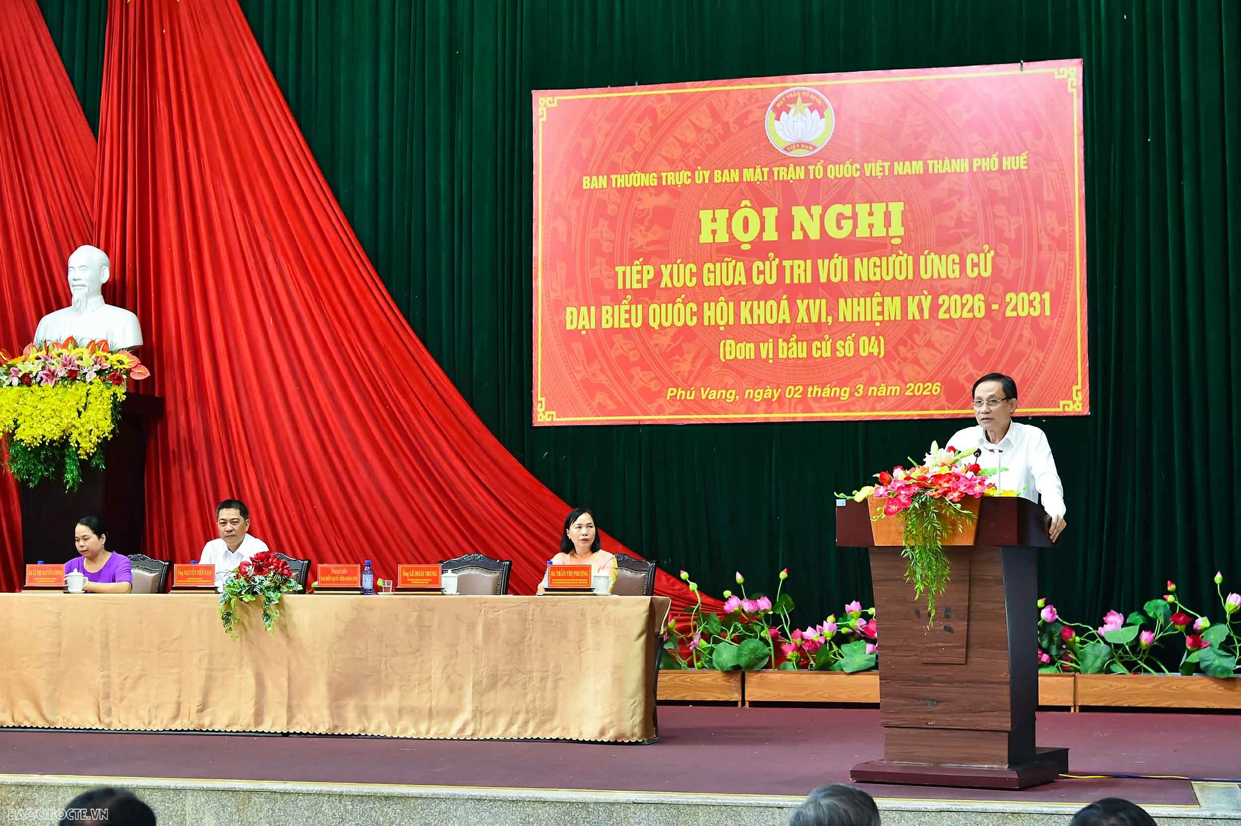 Politburo member, Foreign Minister Le Hoai Trung attends meetings with voters in Hue City