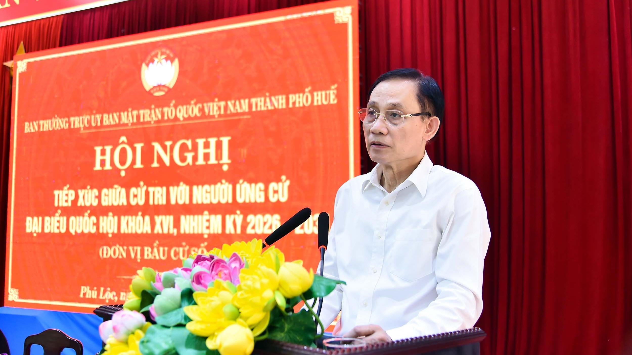 Politburo member, Foreign Minister Le Hoai Trung attends meetings with voters in Hue City