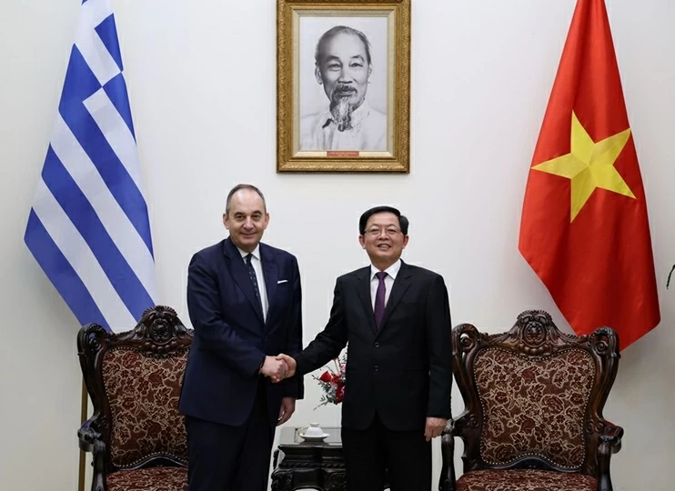 Deputy PM Ho Quoc Dung received First Vice President of the Greek Parliament Ioannis Plakiotakis