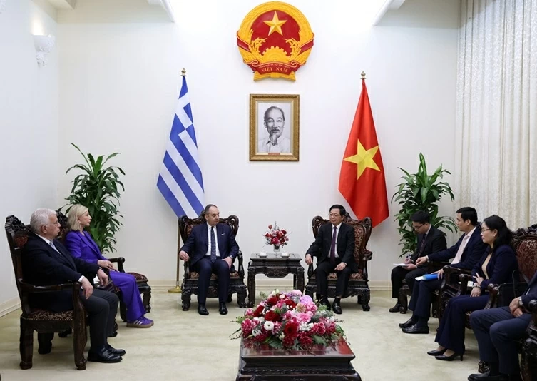 Deputy PM Ho Quoc Dung received First Vice President of the Greek Parliament Ioannis Plakiotakis