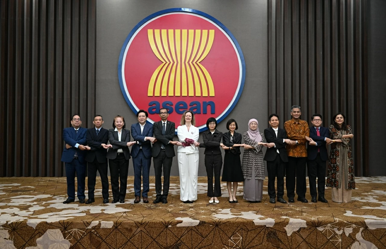 Anh cam kết ủng hộ vai trò trung tâm của ASEAN là nền tảng của hòa bình và ổn định khu vực. Anh cam kết ủng hộ vai trò trung tâm của ASEAN là nền tảng của hòa bình và ổn định khu vực.
