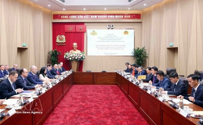 Minister of Public Security General Luong Tam Quang, Russian Minister of Emergency Situations Aleksandr Kurenkov step up cooperation