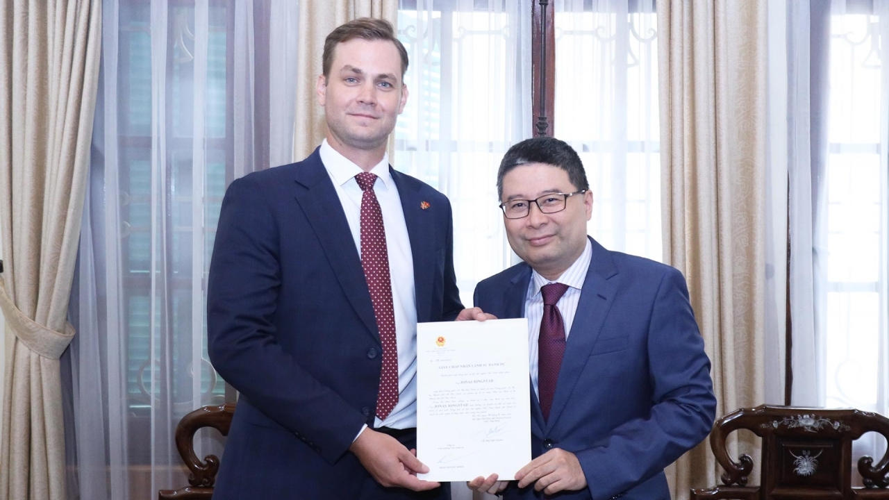Consular Acceptance Certificate presented to Norway’s Honorary Consul in Ho Chi Minh City