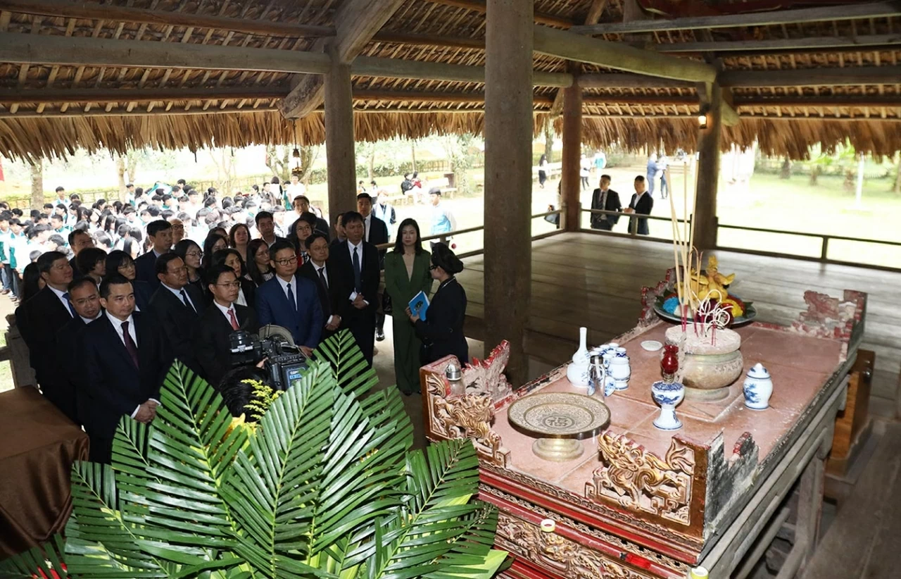 Heads of Vietnamese Representative Missions for the 2025-2028 term visit Tan Trao and MOFA's historical site Heads of Vietnamese Representative Missions for the 2025-2028 term visit Tan Trao and MOFA's historical site