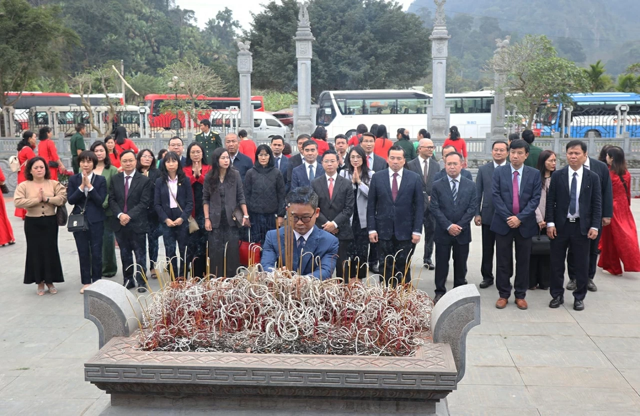 Heads of Vietnamese Representative Missions for the 2025-2028 term visit Tan Trao and  MOFA's historical site