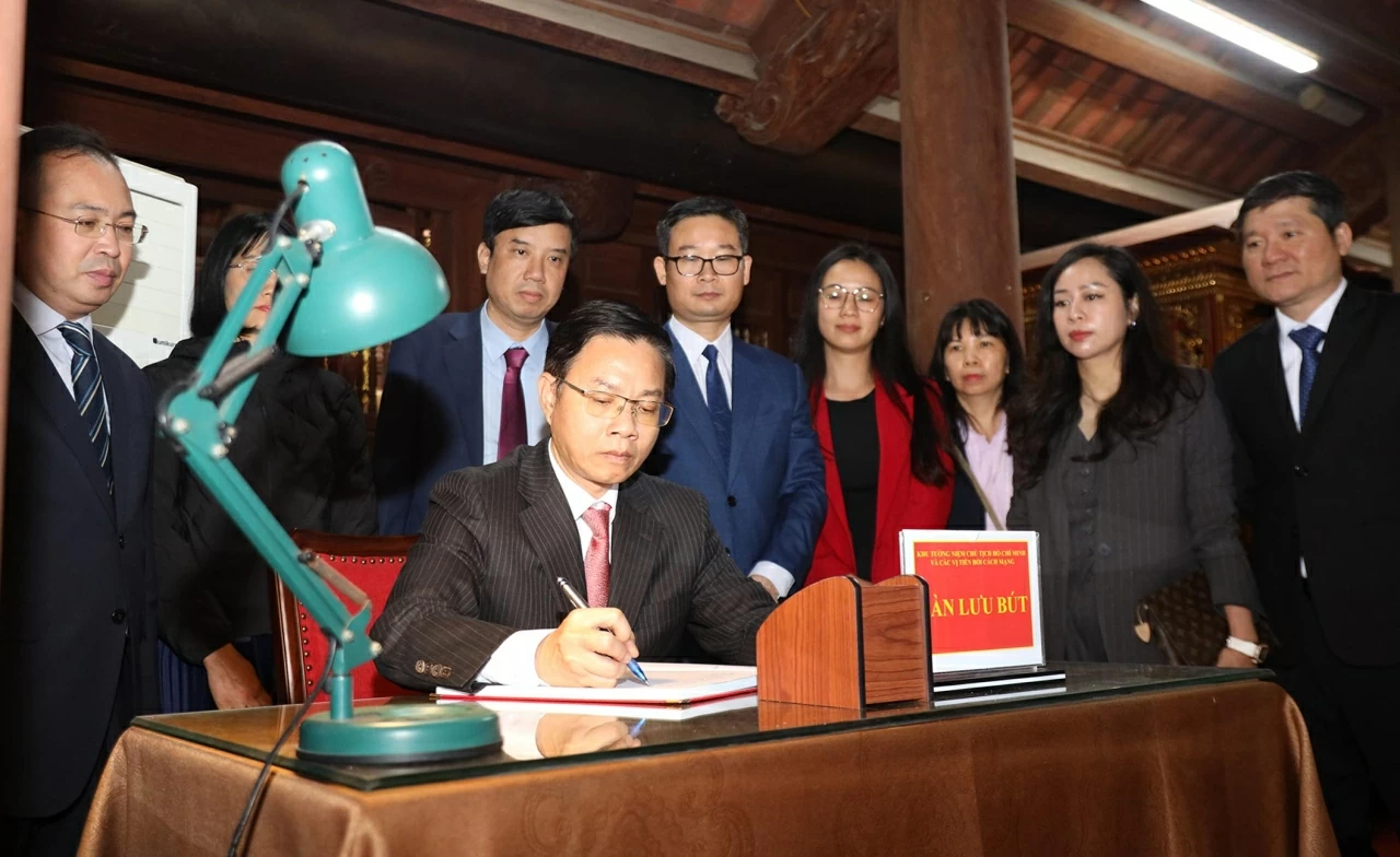 Heads of Vietnamese Representative Missions for the 2025-2028 term visit Tan Trao and  MOFA's historical site