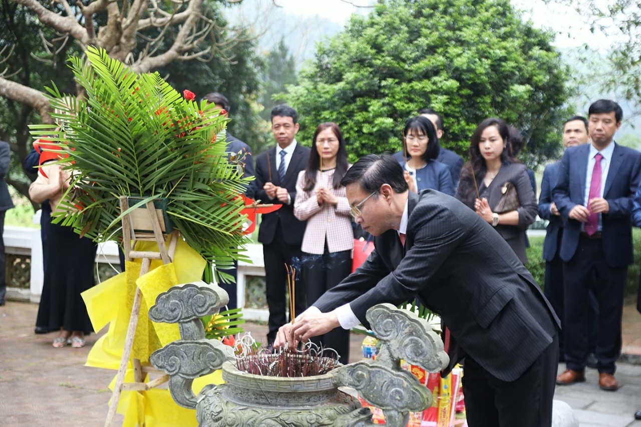Heads of Vietnamese Representative Missions for the 2025-2028 term visit Tan Trao and MOFA's historical site Heads of Vietnamese Representative Missions for the 2025-2028 term visit Tan Trao and MOFA's historical site