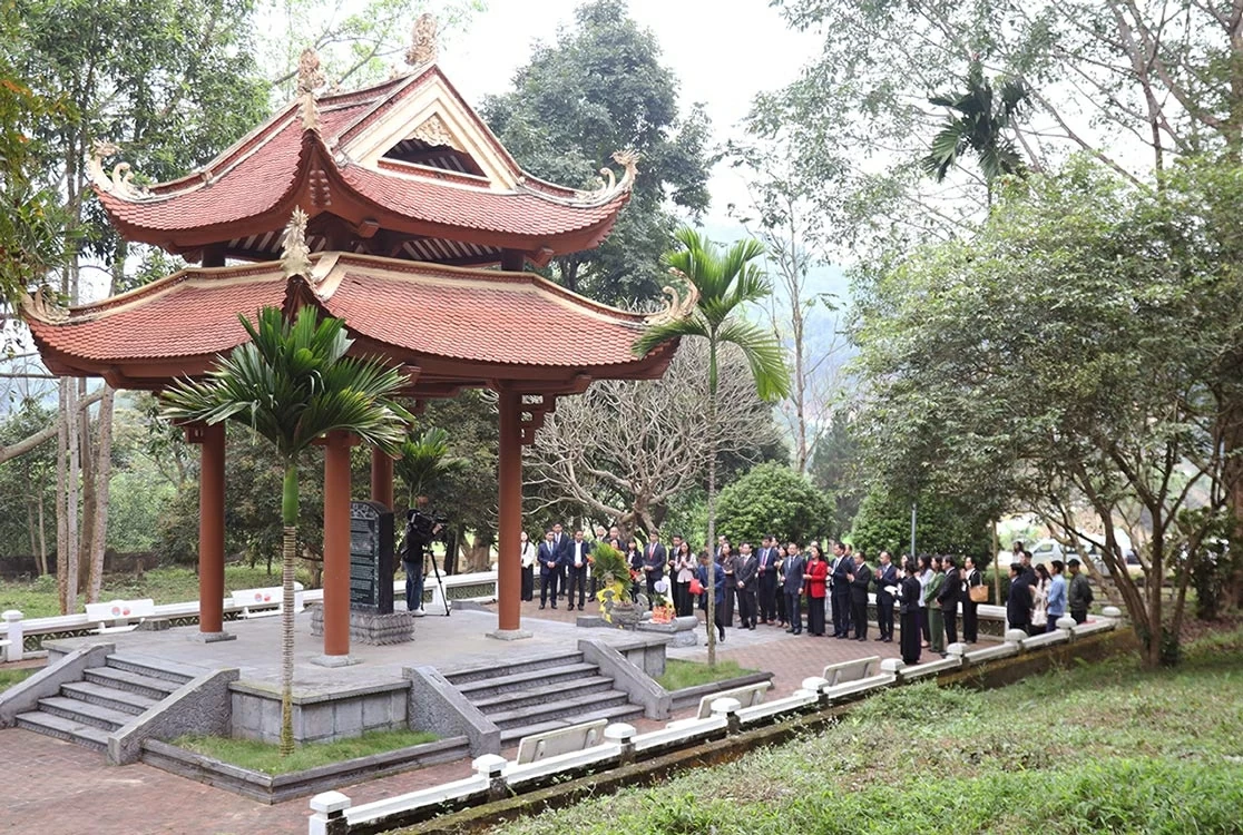 Heads of Vietnamese Representative Missions for the 2025-2028 term visit Tan Trao and MOFA's historical site Heads of Vietnamese Representative Missions for the 2025-2028 term visit Tan Trao and MOFA's historical site