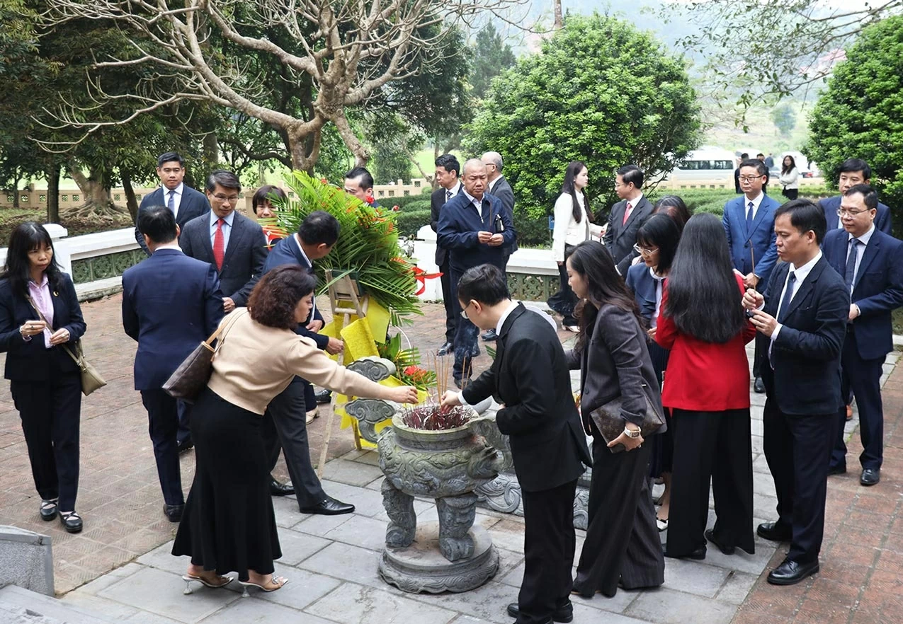 Heads of Vietnamese Representative Missions for the 2025-2028 term visit Tan Trao and  MOFA's historical site