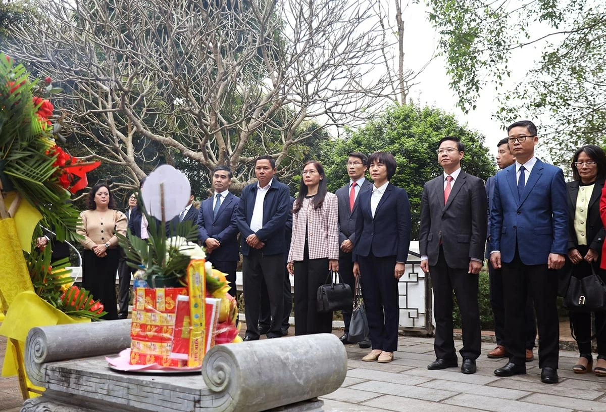 Heads of Vietnamese Representative Missions for the 2025-2028 term visit Tan Trao and  MOFA's historical site