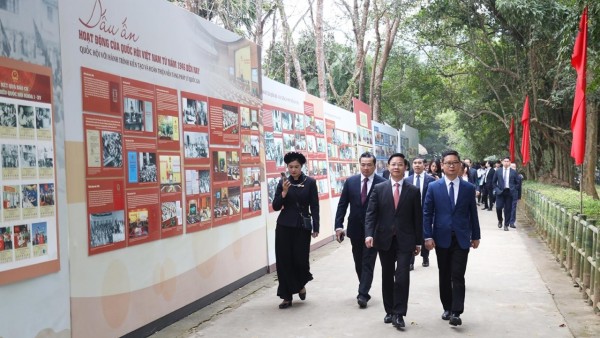 Heads of Vietnamese Representative Missions for the 2025-2028 term visit Tan Trao and  MOFA's historical site