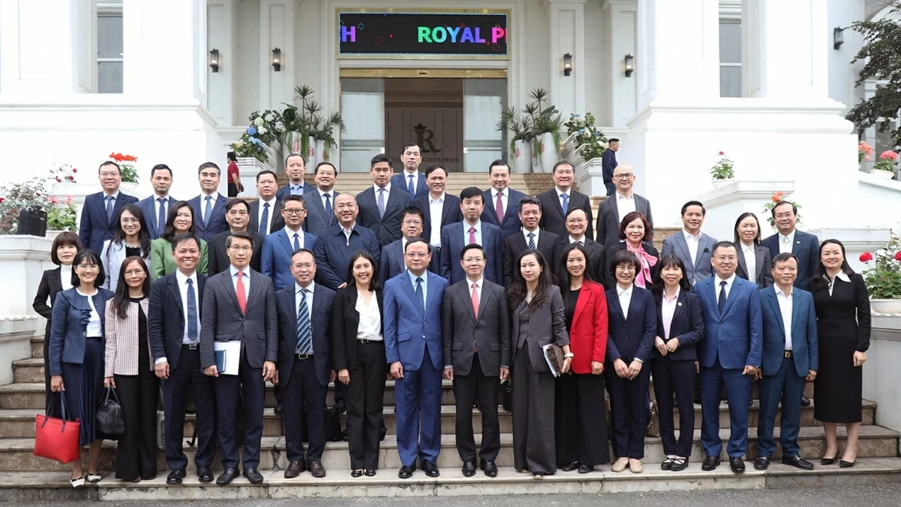 Heads of Vietnamese Representative Missions work with Tuyen Quang and Phu Tho provincial leaders