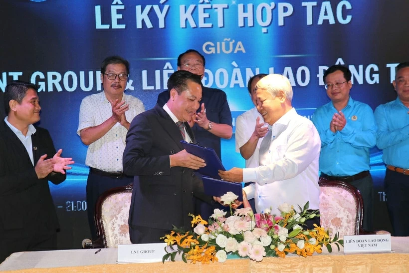 Vo Khac Thai (right), Vice Chairman of the HCM City Labour Federation, and Le Xuan Lanh, chairman of the Board of Directors of LNT 7979 Service Development JSC, sign a memorandum of understanding on building 30,000 social housing units for workers in HCM City. (Photo: VNA)