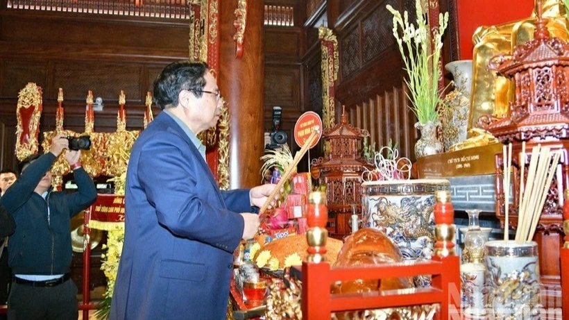 Prime Minister Pham Minh Chinh respectfully offers incense in remembrance of President Ho Chi Minh. (Photo: THANH GIANG) Prime Minister Pham Minh Chinh respectfully offers incense in remembrance of President Ho Chi Minh. (Photo: THANH GIANG)