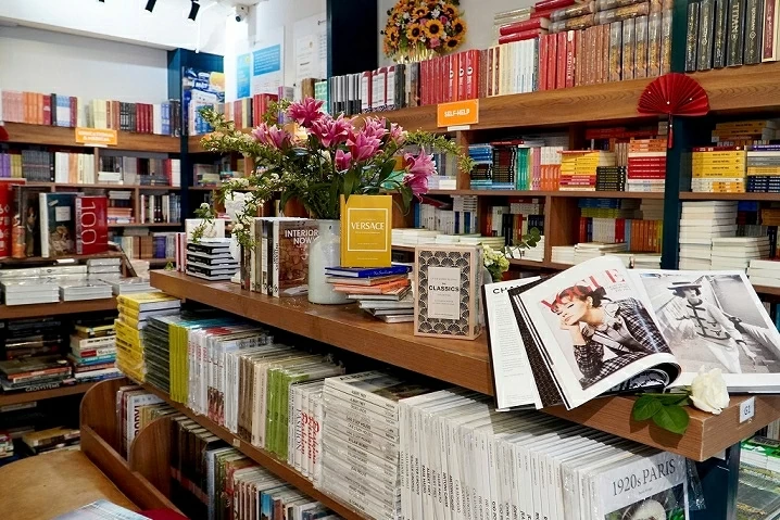 Bringing curated foreign books to Vietnamese readers Bringing curated foreign books to Vietnamese readers