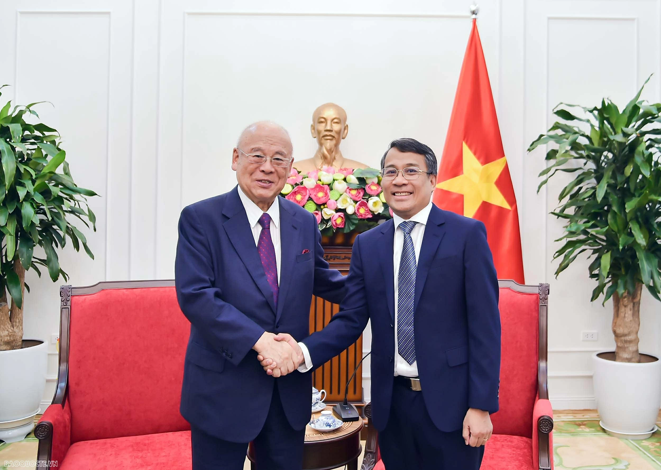 Permanent Deputy FM Nguyen Minh Vu receives Special Advisor of the Japan-Vietnam Parliamentary Friendship Alliance