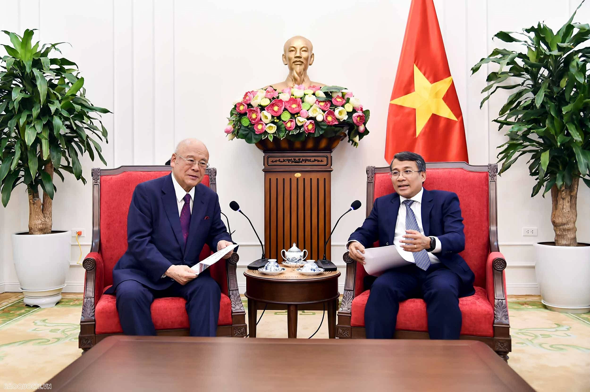 Permanent Deputy FM Nguyen Minh Vu receives Special Advisor of the Japan-Vietnam Parliamentary Friendship Alliance