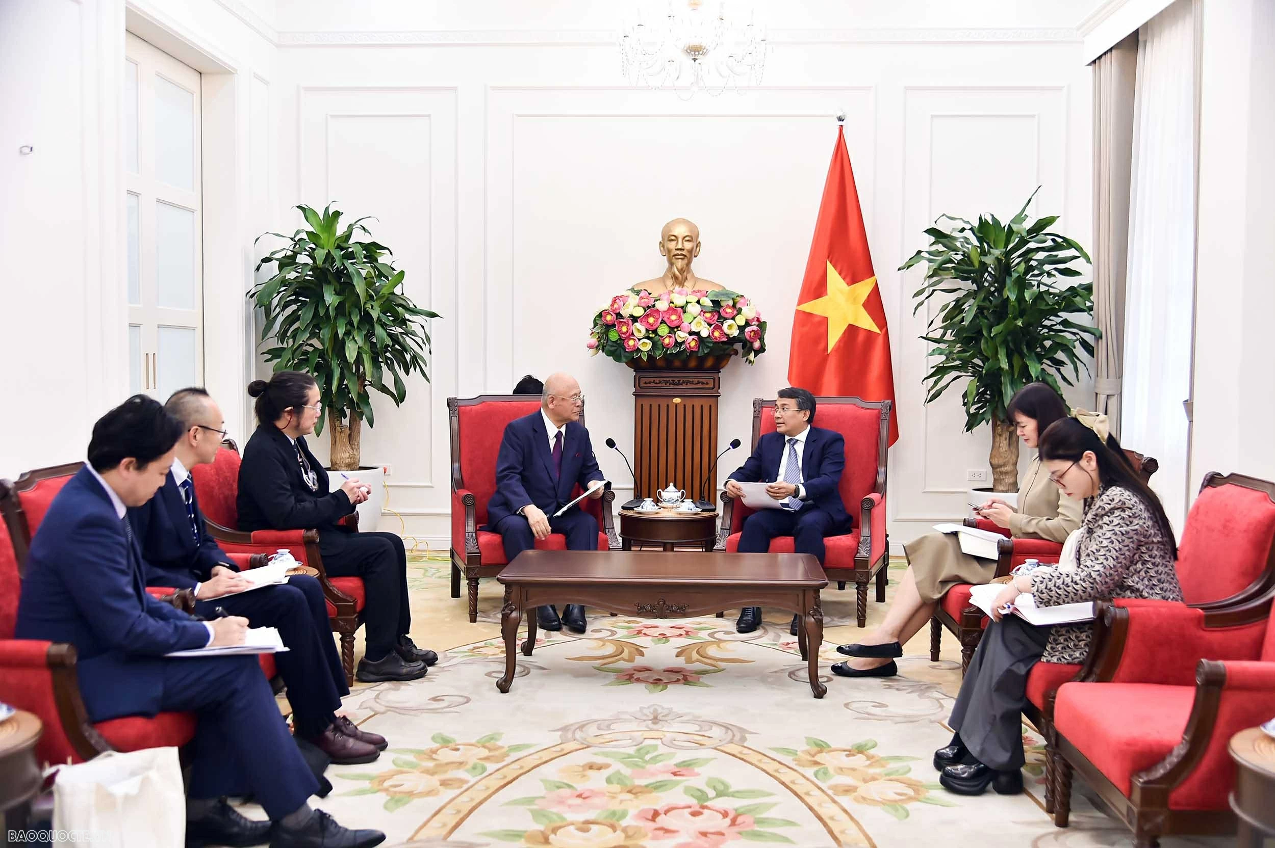 Permanent Deputy FM Nguyen Minh Vu receives Special Advisor of the Japan-Vietnam Parliamentary Friendship Alliance