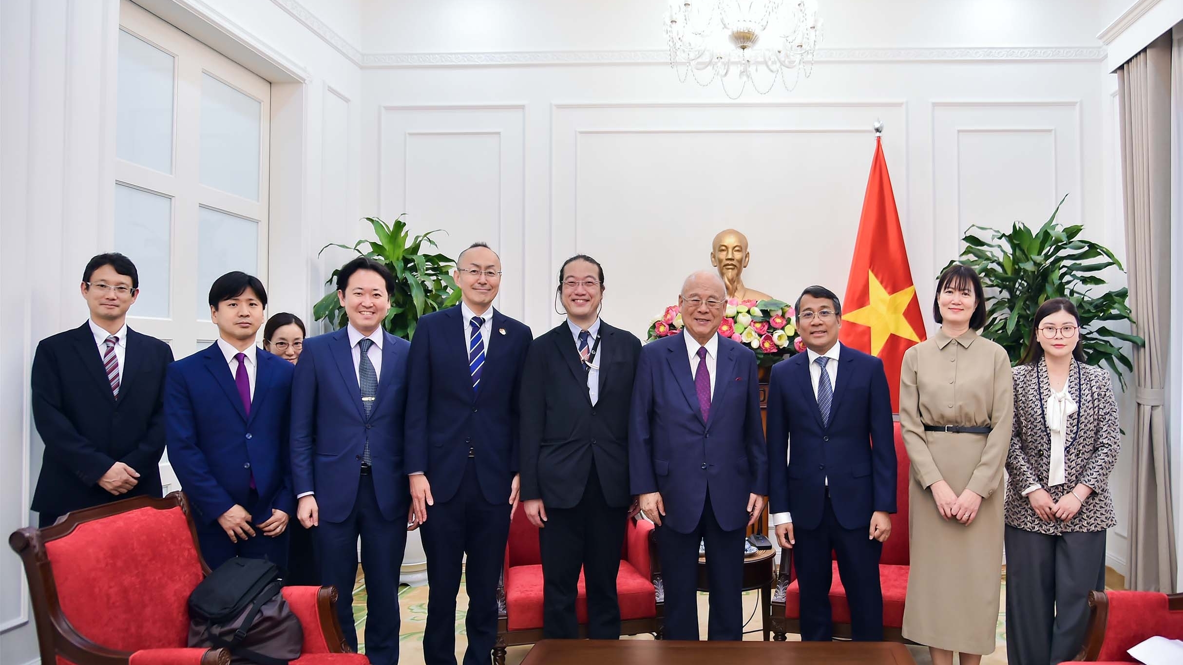 Permanent Deputy FM Nguyen Minh Vu receives Special Advisor of the Japan-Vietnam Parliamentary Friendship Alliance