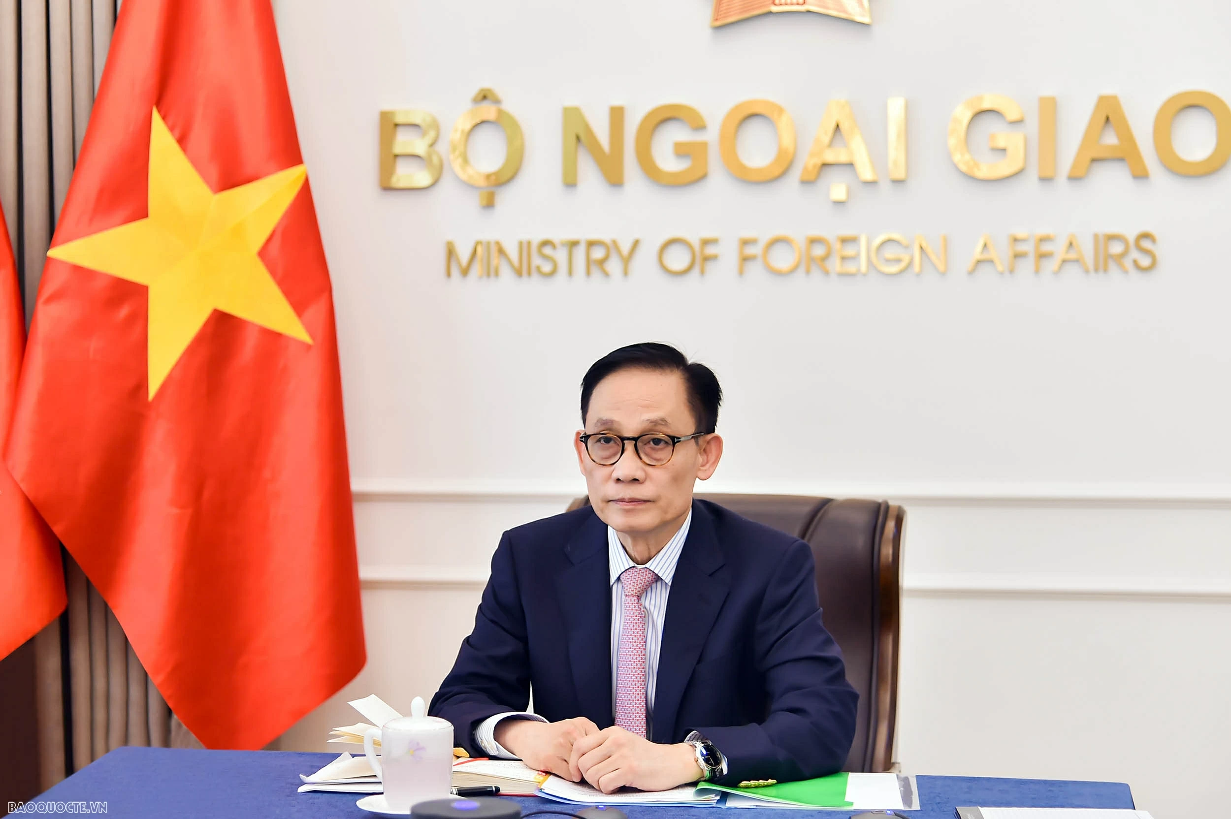 Politburo Member, FM Le Hoai Trung holds phone talks with RoK Foreign Minister Cho Hyun