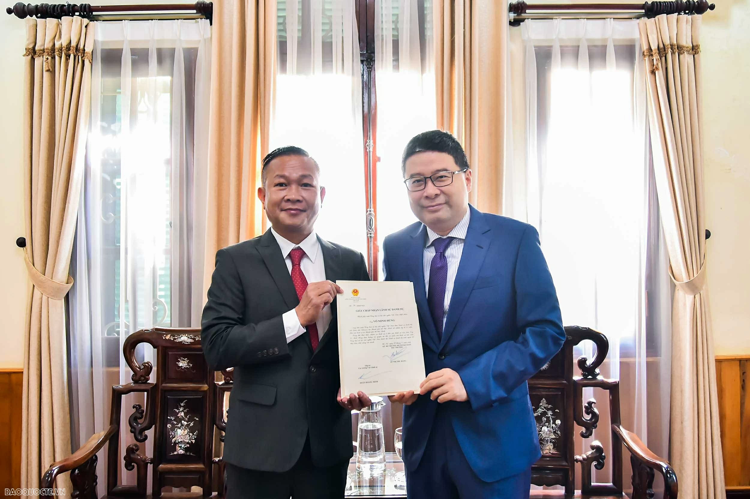 Consular Acceptance Certificate presented to Honorary Consul of Solomon Islands in Ho Chi Minh City