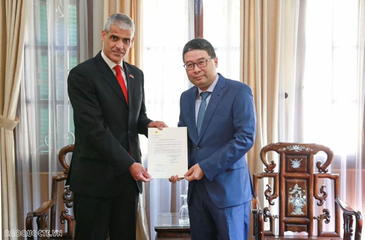 Consular Acceptance Certificate presented to Cuban Consul General in Ho Chi Minh City Consular Acceptance Certificate presented to Cuban Consul General in Ho Chi Minh City