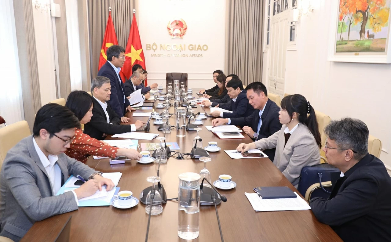 Permanent Deputy FM Nguyen Minh Vu works with Son La delegation on enhancing international cooperation and border area development Permanent Deputy FM Nguyen Minh Vu works with Son La delegation on enhancing international cooperation and border area development