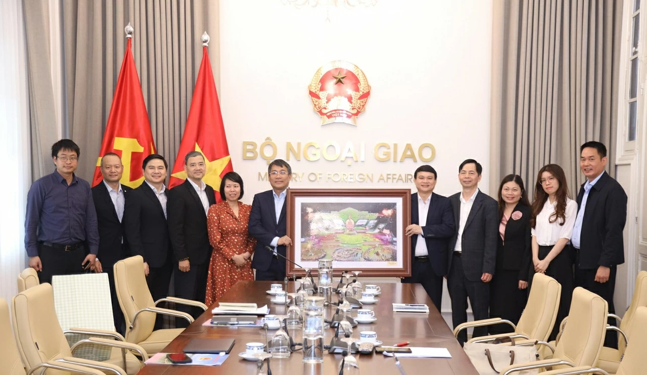 Permanent Deputy FM Nguyen Minh Vu works with Son La delegation on enhancing international cooperation and border area development