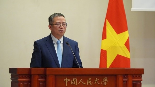 Ambassador Pham Thanh Binh discusses specialized topics at Renmin University of China