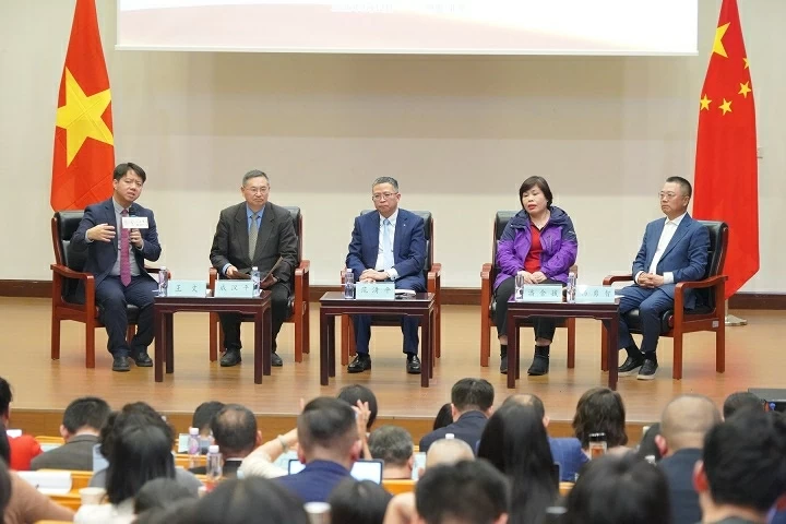 Ambassador Pham Thanh Binh discusses specialized topics at Renmin University of China