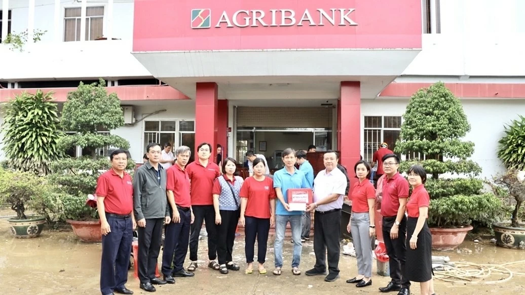 Amidst the floods, Agribank provides emergency support of 11 billion VND to South Central and Central Highlands Provinces