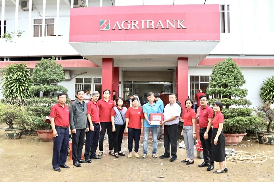 Amidst the floods, Agribank provides emergency support of 11 billion VND to South Central and Central Highlands Provinces Amidst the floods, Agribank provides emergency support of 11 billion VND to South Central and Central Highlands Provinces