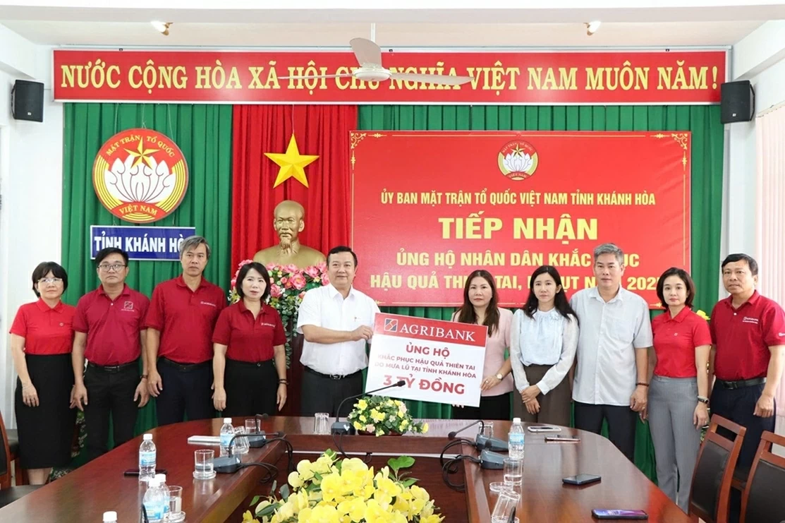 Amidst the floods, Agribank provides emergency support of 11 billion VND to South Central and Central Highlands Provinces Amidst the floods, Agribank provides emergency support of 11 billion VND to South Central and Central Highlands Provinces