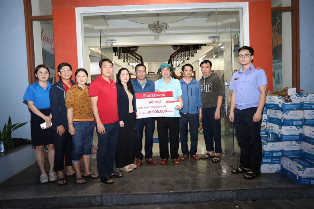 Amidst the floods, Agribank provides emergency support of 11 billion VND to South Central and Central Highlands Provinces Amidst the floods, Agribank provides emergency support of 11 billion VND to South Central and Central Highlands Provinces