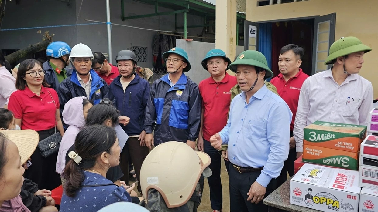 Amidst the floods, Agribank provides emergency support of 11 billion VND to South Central and Central Highlands Provinces Amidst the floods, Agribank provides emergency support of 11 billion VND to South Central and Central Highlands Provinces