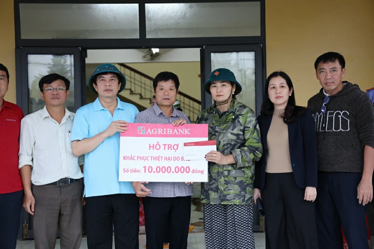 Amidst the floods, Agribank provides emergency support of 11 billion VND to South Central and Central Highlands Provinces Amidst the floods, Agribank provides emergency support of 11 billion VND to South Central and Central Highlands Provinces