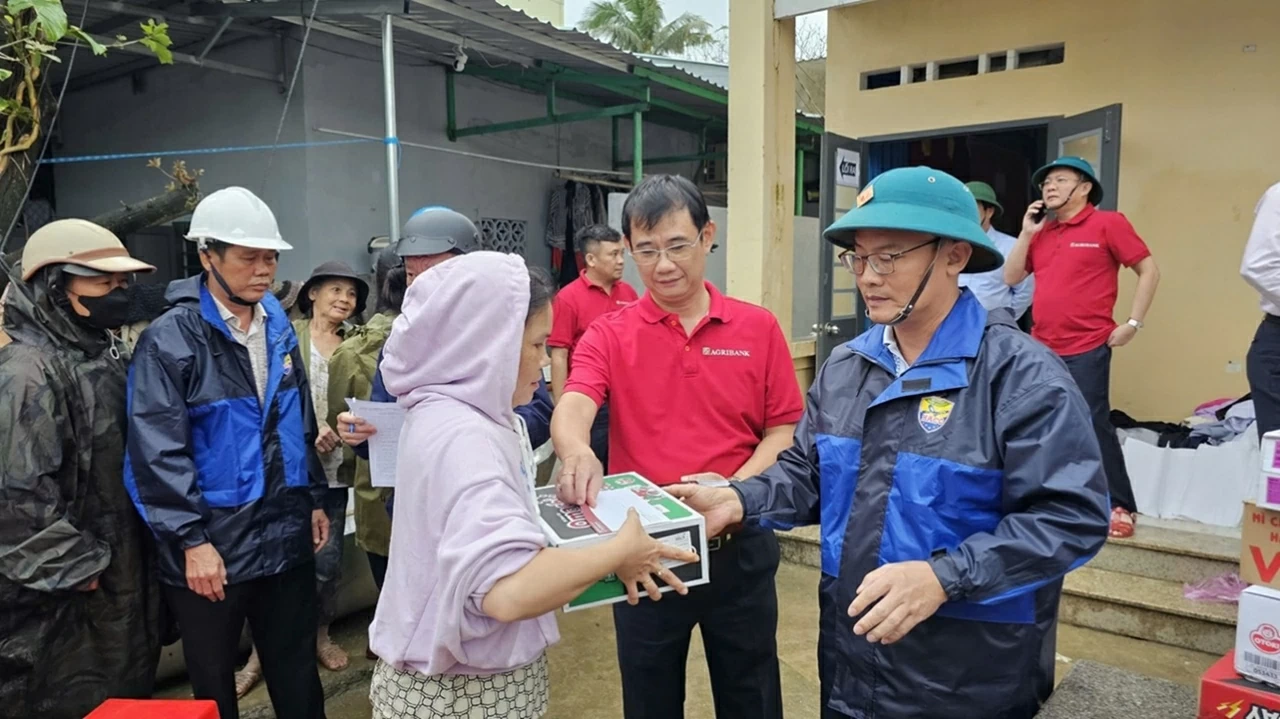 Amidst the floods, Agribank provides emergency support of 11 billion VND to South Central and Central Highlands Provinces Amidst the floods, Agribank provides emergency support of 11 billion VND to South Central and Central Highlands Provinces
